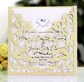 Detail von lasergeschnittenen Rosenmustern auf eleganter Hochzeitskarte in Champagnergold - Beige