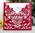 Elegante rote lasergeschnittene Hochzeitseinladung mit Rosenmuster und weißer Innenkarte - Perlrot