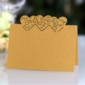 Marque-place doré élégant avec cœur découpé au laser et motifs de vigne noirs pour mariage - Doré