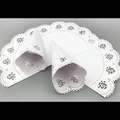 Cono di carta bianco intagliato al laser con rose per matrimoni e celebrazioni - Bianco