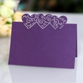 Élégant marque-place violet foncé avec découpe laser en forme de cœur et dentelle - Violet foncé