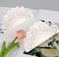 Dettaglio dell'invito rosa intagliato al laser in elegante carta perlata di colore bianco - HK-17 (Motivo Simmetrico)