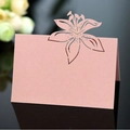 Marque-place de mariage rose en papier perlé découpé au laser avec motif de lys élégant - Rose