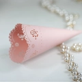 Elegante cono di carta rosa intagliato al laser con rose per petali di nozze - Rosa