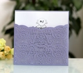 Elegante invito di nozze viola intagliato al laser con inserto bianco e fiori - Viola Chiaro