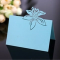 Marque-place bleu clair découpé au laser avec motif de lys en papier perlé chic - Bleu Tiffany