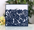 Elegante donkerblauwe lasergesneden uitnodiging met bloemmotieven en parelmoer glans - Inktblauw