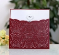 Eleganti partecipazioni di nozze bordeaux tagliate al laser con inserto bianco e pizzo floreale - Rosso Vino Scuro
