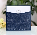 Dettaglio dell'invito floreale blu navy tagliato al laser con finitura perlata premium - Blu inchiostro