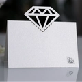 Weiße Perlmutt-Tischkarte mit Laser-Diamant-Design und praktischer Zeltfalz-Struktur - Weiß