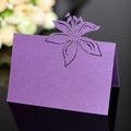 Marque-place violet foncé découpé au laser avec fleurs de lys et fini nacré brillant - Violet foncé