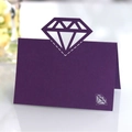 Elegante tiefviolette lasergeschnittene Namenskarte mit Diamantmotiv für Hochzeiten - Dunkellila