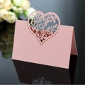 Marque-place rose découpé au laser en forme de cœur avec design One Love pour mariage - Rose