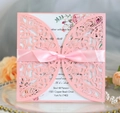 Invito matrimonio rosa taglio laser con busta floreale avorio e fiocco in raso - Rosa