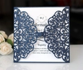 Detail der lasergeschnittenen dunkelblauen Hochzeitseinladung mit floralen Mustern und Einlagen - Tintenblau
