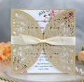 Dettaglio invito di nozze dorato tagliato al laser con motivi floreali e nastro di seta crema - Beige Oro