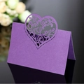 Marque-place cœur violet découpé au laser avec finition nacrée et texte Only Love - Violet foncé