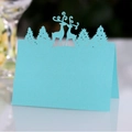 Hellblaue lasergeschnittene Tischkarte mit Rentier- und Wald-Design für Weihnachtstische - Tiffany Blau