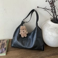 Detail van vintage zwarte PU-leren hobo schoudertas met schattige pluche puppy hanger - Zwart (Met Hanger)