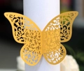 Détail de l'anneau de serviette papillon doré découpé au laser avec motifs de vigne - Doré