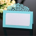 Elegante segnaposto blu cielo tagliato al laser con inserto bianco e decori a ricciolo - Blu Tiffany