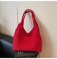 Detalle de la textura de bolso tote de pana roja con tejido acanalado y bolsillo grande - Rojo