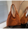 Detalle del bolso tote de pana marrón caramelo con textura de rayas y bolsillo - Marrón