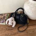 Dettaglio borsa a cuscino in camoscio nero con cerniere dorate e ciondolo a coniglietto - Nero (Con Ciondolo Coniglio)