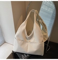 Detalle del bolso tote de pana blanco roto con textura acanalada y bolsillos frontales - Blanco