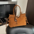 Große braune Tragetasche mit Tunnelzug-Details und Leoparden-Charm in Wildleder-Optik - Braun mit Anhänger
