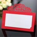 Elegante rote lasergeschnittene Platzkarte mit weißem Einleger für Hochzeitstische - Perlrot