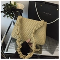 Dettaglio borsa a tracolla beige trapuntata con tracolla a pieghe su carrello metallico - Verde