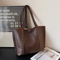 Borsa tote in pelle marrone scuro a grana litchi con rivetti argentati per il pendolarismo - Marrone