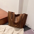 Bolso tote marrón retro grande con textura de cuero granulado y detalles de remaches - Marrón