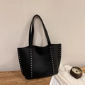 Grande borsa tote vintage nera con borchie argentate e finitura strutturata da donna - Nero