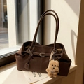 Borsa tote marrone scuro in pelle opaca con un simpatico ciondolo a forma di cane - Con Ciondolo / Marrone