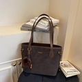 Bolso tote retro de gran capacidad en cuero mate marrón oscuro con logotipo dorado - Café con Colgante