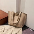 Bolso tote beige con remaches metálicos y grano de lichi para la oficina diaria - Caqui