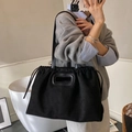 Grande borsa tote nera in finto camoscio minimalista con coulisse e tracolle sottili - Nero