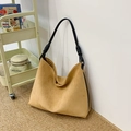 Minimalistische hellbraune Hobo-Schultertasche aus Wildleder mit schwarzen Knotengurten - Khaki