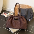 Borsa tote in finta pelle scamosciata marrone scuro con coulisse e ciondolo a cuore - Marrone
