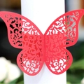 Rond de serviette papillon rouge découpé au laser avec motifs floraux pour mariages - Rouge Perlé