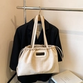 Borsa tote minimalista in pelle scamosciata beige con coulisse e dettagli traforati - Cachi