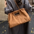 Grande borsa shopper in camoscio marrone con chiusura a coulisse per uno stile casual invernale - Marrone