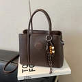 Bolso cubo de cuero granulado marrón oscuro con asas y borla de cuentas decorativa - Marrón