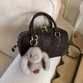 Borsa a bauletto vintage marrone scuro scamosciata con ciondolo a coniglio e tracolla - Ebano (Con Ciondolo Coniglio)