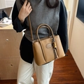 Bolso cubo de cuero granulado marrón claro con asas y decoración de cuentas - Caqui