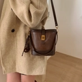 Bolso cubo retro marrón oscuro con broche dorado y textura de cuero de diseño chic - Café Claro Con Colgante