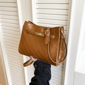 Braune gesteppte Schultertasche mit goldenem Drehverschluss und Vintage Riemendetail - Braun