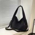 Grande borsa hobo nera minimalista con tracolla regolabile e trama in tessuto liscio - Nero